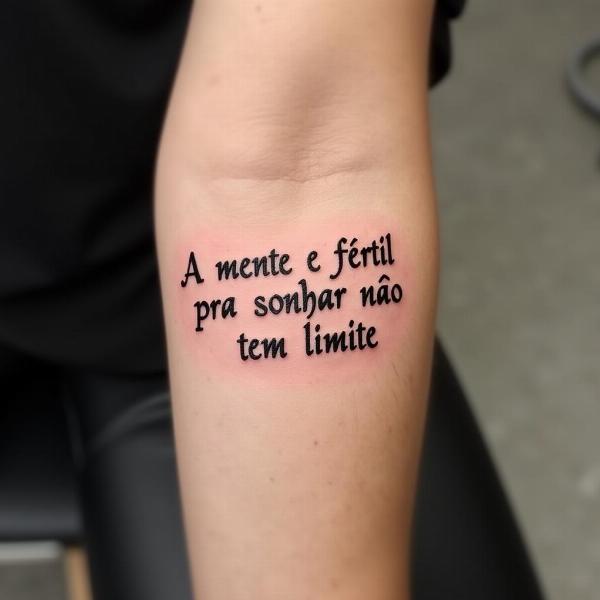 Tatuagem "A mente é fértil para sonhar não tem limite"