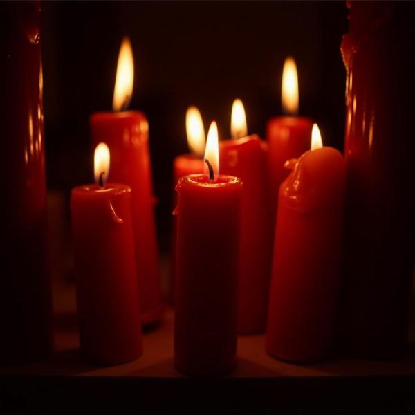 Velas vermelhas acesas em um sonho