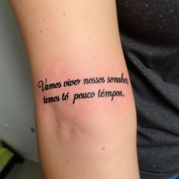 Tatuagem "Vamos viver nossos sonhos, temos tão pouco tempo"